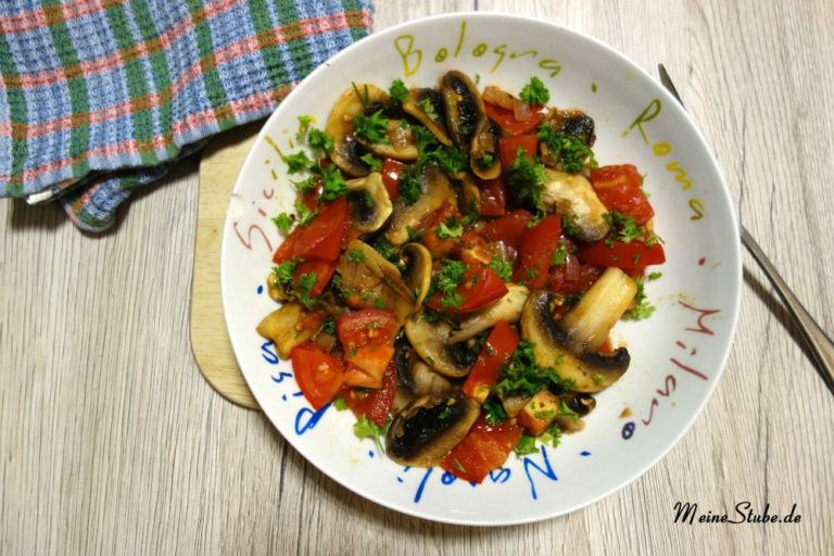 Gebratene Champignons und Tomaten mit Zitronensaft - Meinestube