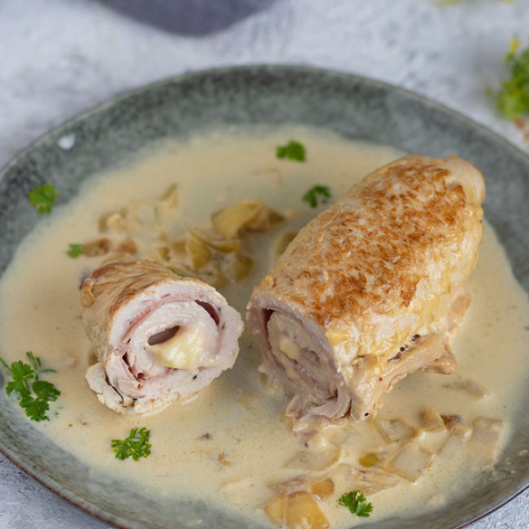 Putenrouladen mit Schinken und Käse in Zwiebel-Sahnesoße