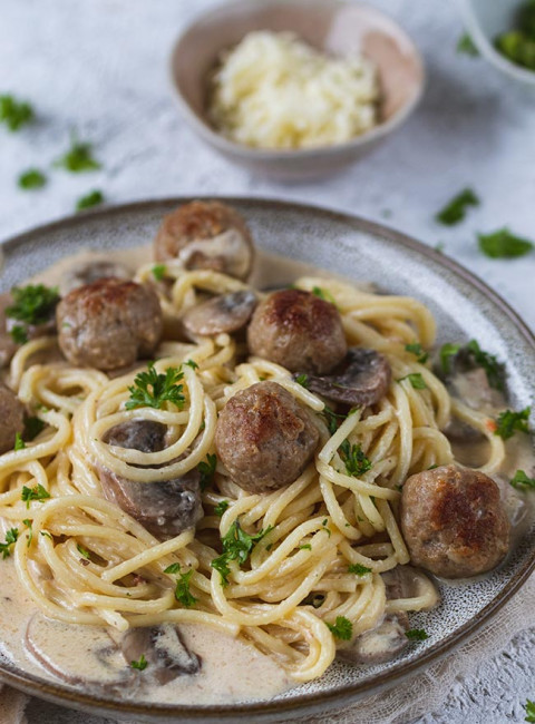 Pasta mit Rahmspinat-Frischkäse-Sauce und Tomaten