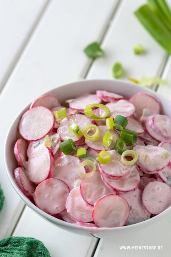 Radieschensalat mit Frühlingszwiebeln - Meinestube