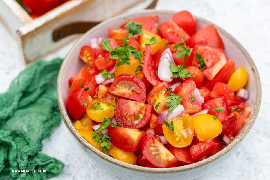 Klassischer Tomatensalat mit Zwiebeln, Essig und Öl: So einfach geht&amp;#39;s!