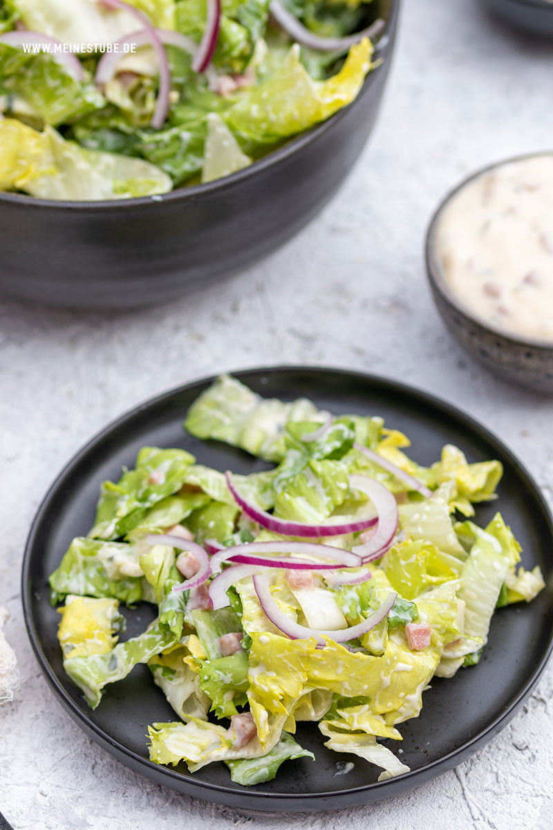 Endiviensalat Rezept mit Käse-Dressing und Speck - Meinestube