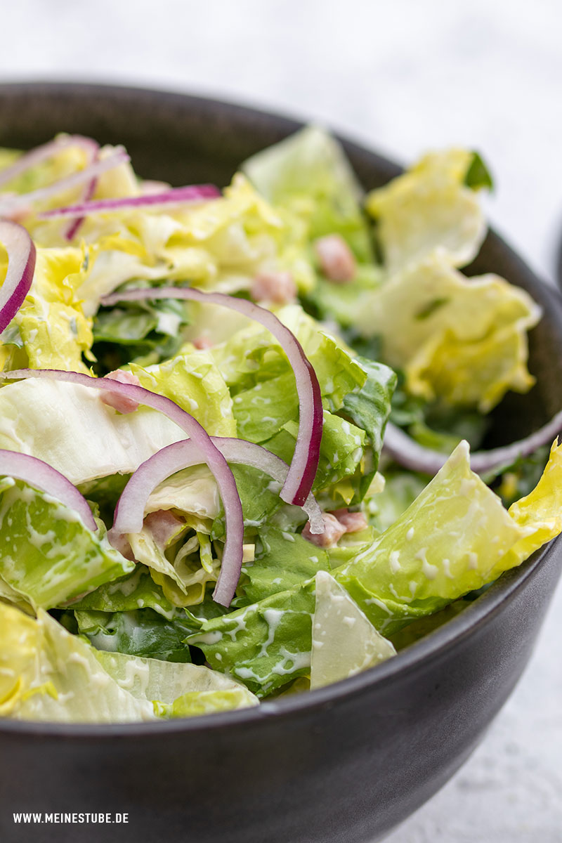 Endiviensalat Rezept mit Käse-Dressing und Speck - Meinestube