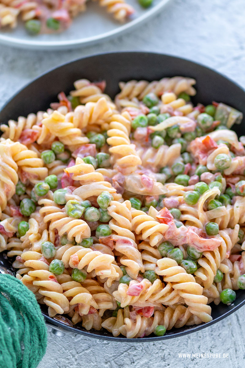 Fusilli mit Erbsen-Frischkäse-Soße und Speck - Meinestube