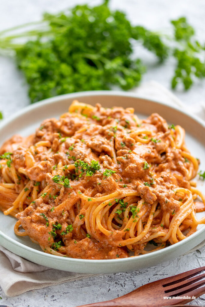 Nudeln mit Hackfleisch in Parmesan-Tomatensoße, meinestube