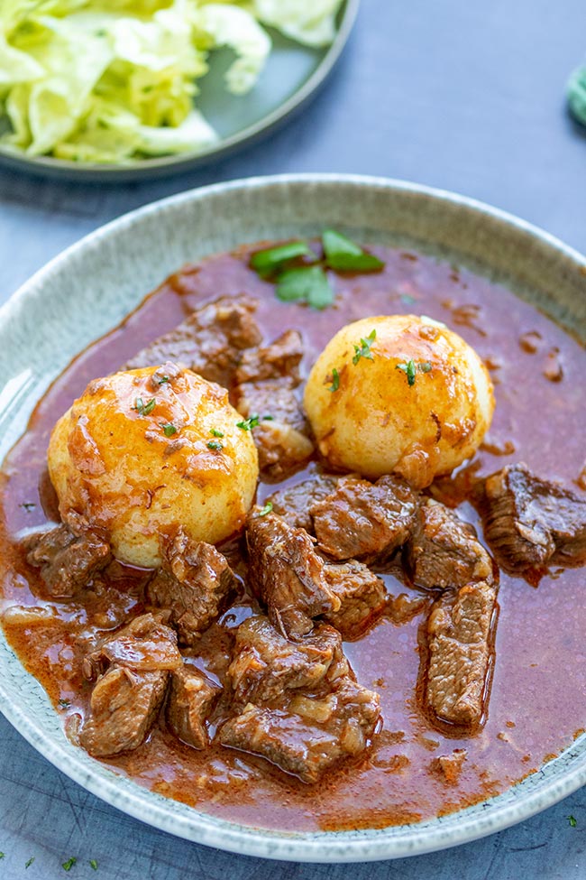 Klassisches Gulasch mit Rindfleisch, meinestube