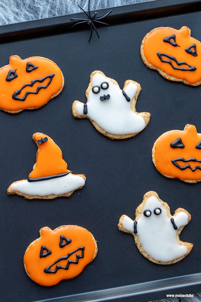 Halloween-Kekse gebacken mit Kürbissen und Gespenster, meinestube